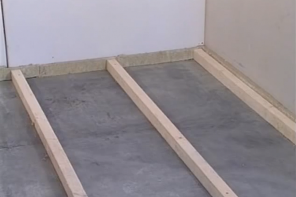 Установка деревянных лаг на пол из бетона