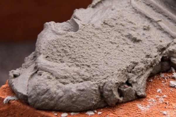 Цементный раствор используют, как правило, только во влажных помещениях. Во влажных, потому что он влагостойкий. А только, потому что медленно сохнет