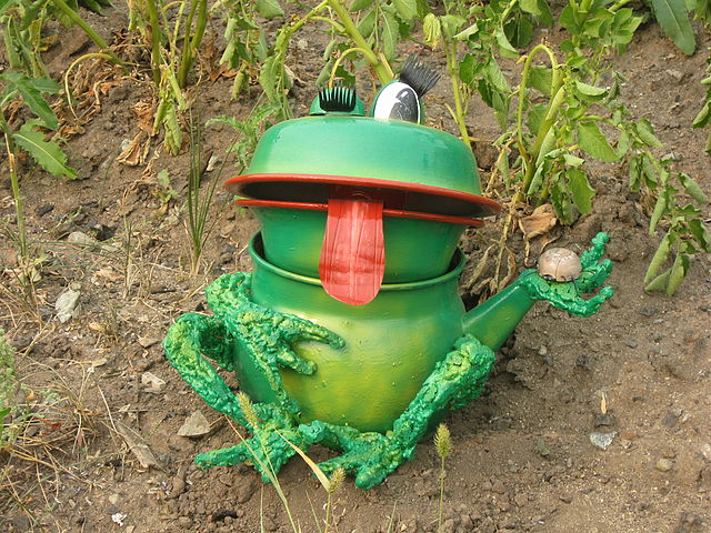 Фигура лягушки для сада