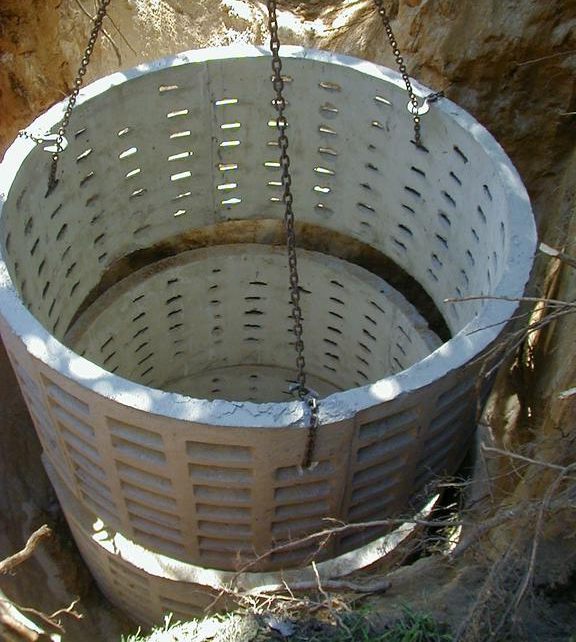 Установка бетонных колец для выгребной ямы
