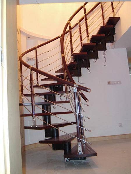Металлическая лестница с деревянными ступенями