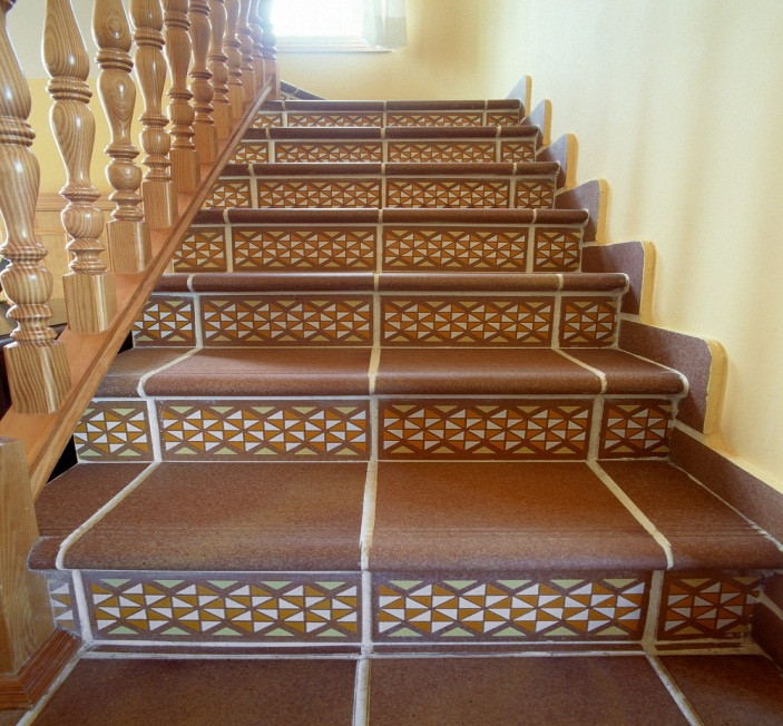 Внутренняя лестница, облицованная керамогранитом