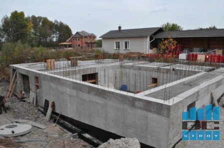 Строительство дома из бетона путем отливки