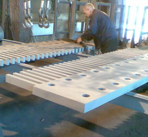 Контрольная сборка на заводе гребенчатого деформационного шва для Ладожского моста через р Неву