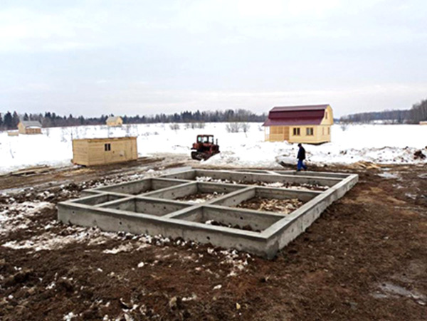 Для строительства фундамента зимой используется цемент с противоморозными добавками и пластификаторами