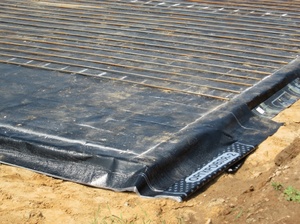 Защита подушки от влаги рулонными или обмазочными материалами