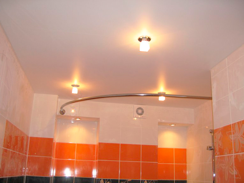 Монтаж натяжного потолка матовой текстуры в ванной