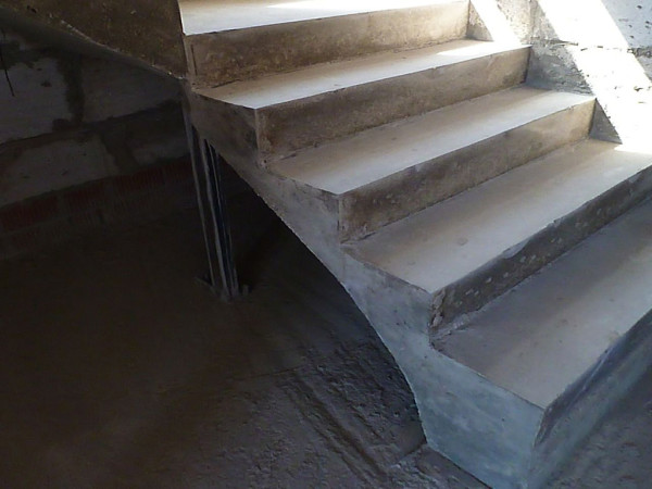 Обшивка бетонной лестницы деревом