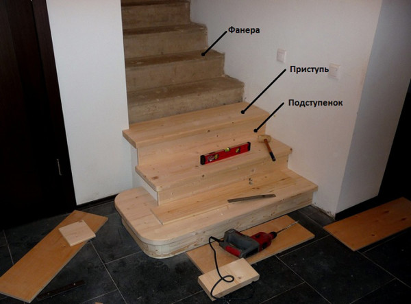 Крепление деревянных ступеней к бетонной лестнице