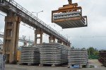 Погрузка железобетонных шпал с открытой площадки склада готовой продукции Горновского завода спецжелезобетона.