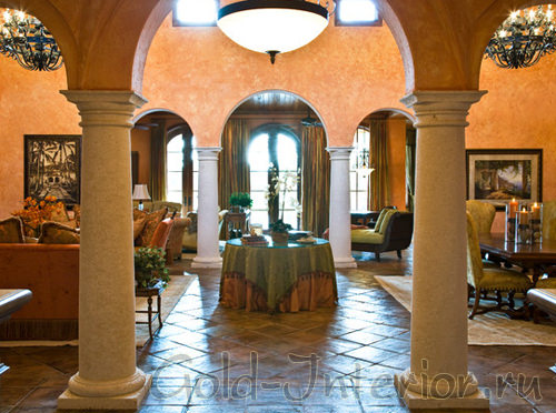 Мраморные колонны в интерьере гостиной