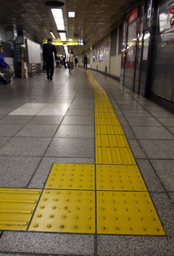 Дорожки для слепых в метро