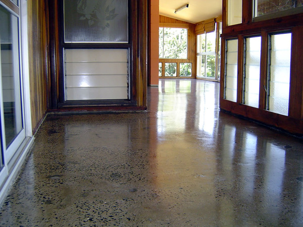 полированный бетонный пол в доме