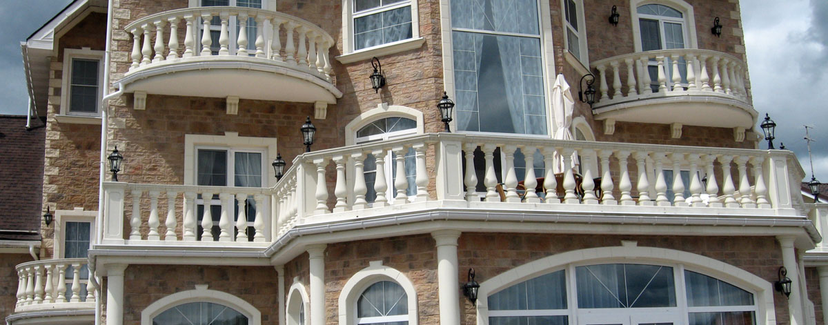 Украшение фасада элементами декора - балюстрада, наличник вокруг окна