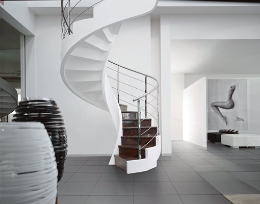 Стильно дополнить дизайн современной комнаты можно бетонной винтовой лестницей 