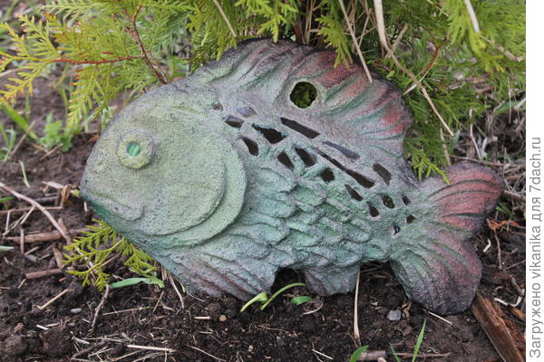 Плоская рыбка с дырочкой, для того чтобы можно было повесить на стену или забор.