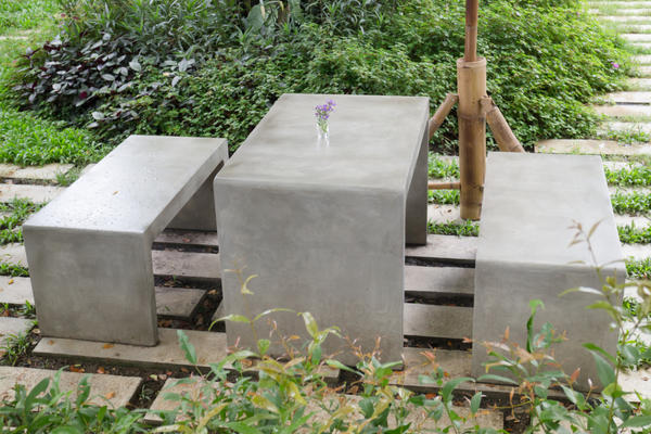 Садовая обеденная группа из бетона