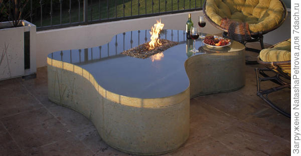 Стол из полированного бетона с очагом для террасы. Фото с сайта http://www.concreteexchange.com