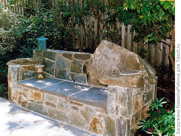 Каменная садовая скамейка. Фото с сайта http://landartdesign.com