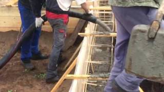 Подача бетона с помощью стационарного бетононасоса