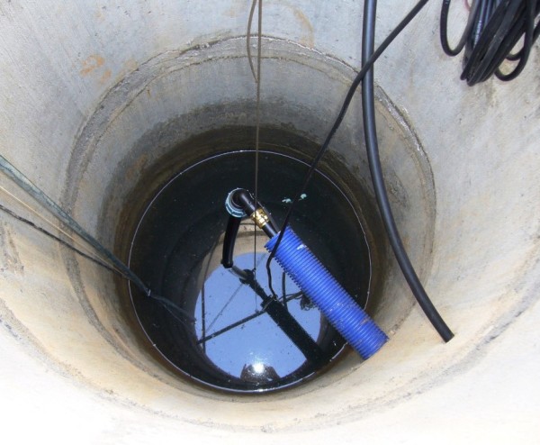 Забираем воду в проложенную систему из дома через выводную трубу.