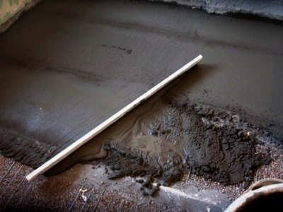 Перед тем, как залить пол бетоном в подвале, следует изучить технологию работ.