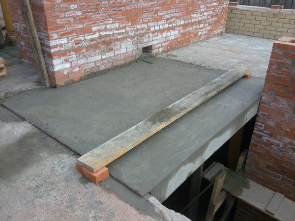 Заполнение арматурного каркаса бетоном