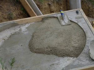 Смешивание бетона для фундамента