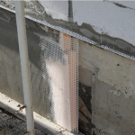 Монтажная сетка, закрепленная на газобетонной стене.