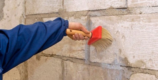 Нанесение грунтовки на кирпичную стену