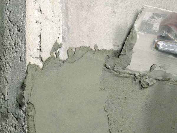 Нанесение раствора на гладкую бетонную стену