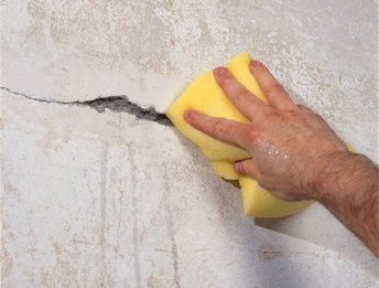 Щели в бетоне нужно прогрунтовать особенно тщательно