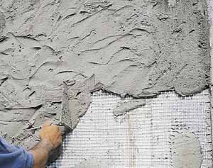 Штукатурка для наружных работ по бетону рекомендована с использованием армирующей сетки, которая значительно увеличивает прочность всей создаваемой многослойной отделки