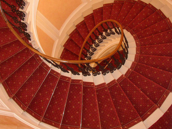Винтовая лестница, покрытая ковролином