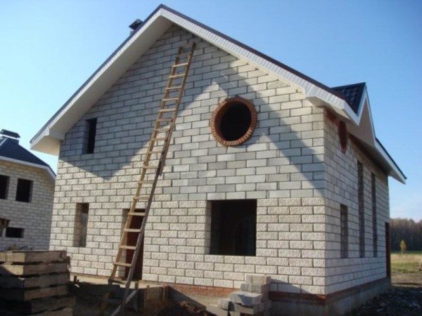 Какие пеноблоки лучше для строительства стен дома