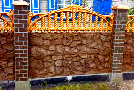 бетонный забор окрашенный в оранжевый цвет