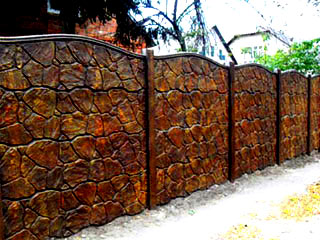 золотистый бетонный забор 