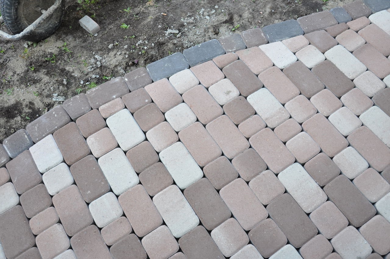 Прямоугольная тротуарная плитка на даче