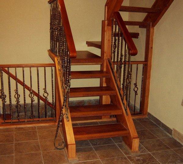 Фото деревянной лестницы.
