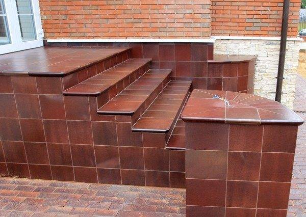 Клинкерное покрытие бетонной лестницы сделает ее практически вечной.