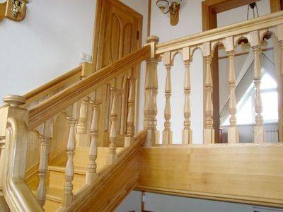 Косуор и подступенки лестницы изготовлены из сосны.