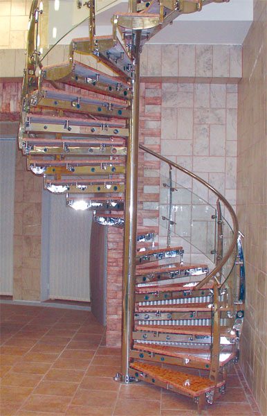 Если увеличить ширину ступеньки у колонны, лестница станет неудобной и некрасивой.