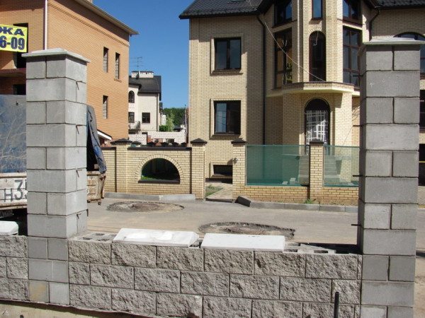Колпаки из бетона призваны защищать заборные ограждения от негативного влияния окружающей среды