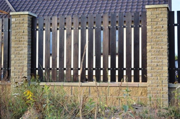 На фото «комбинированный» забор