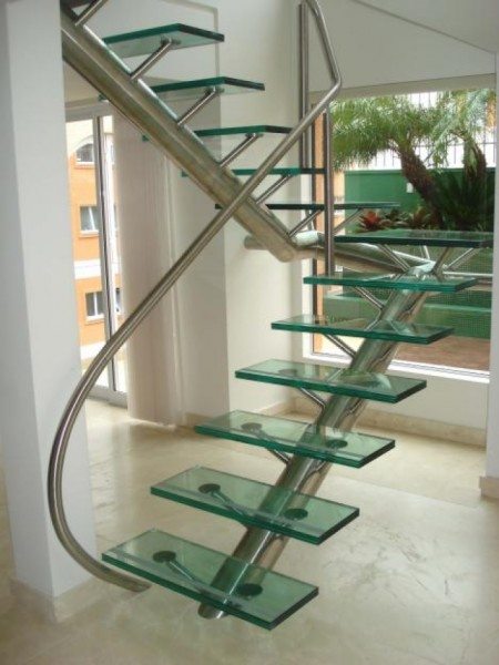 Неординарная лестничная конструкция из нержавеющей стали и стекла