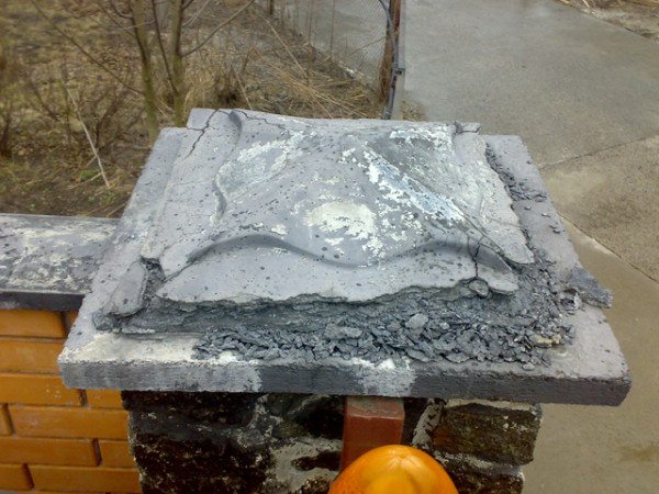 Разрушенный бетонный колпак.