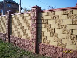 Вариант изготовления ограды в виде забора из специальных блоков различного цвета и фасона