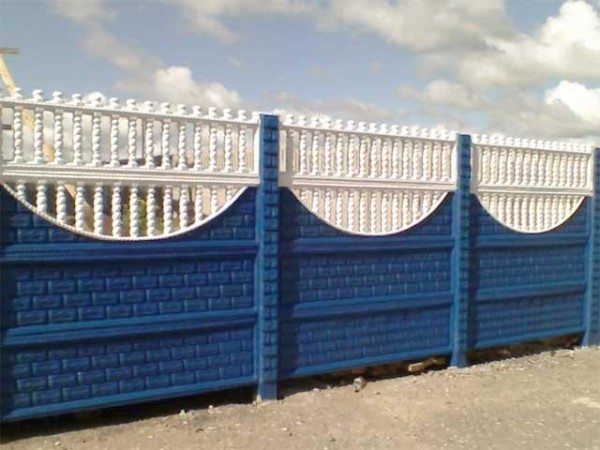 Железобетонный забор, каждая секция которого состоит из четырех блоков.