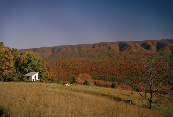 Дачный дом на опорах - уединение с видом на холмы