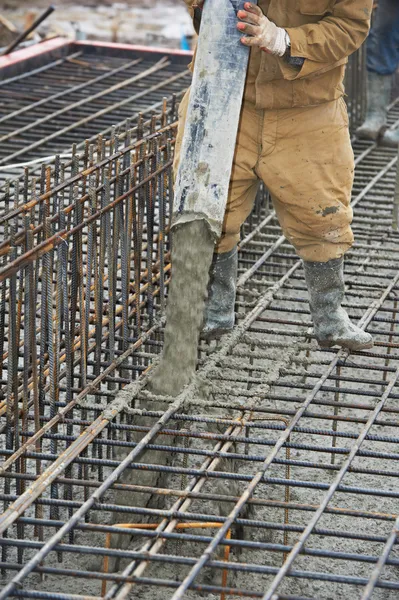 Работник строитель бетонирования в форму — стоковое фото